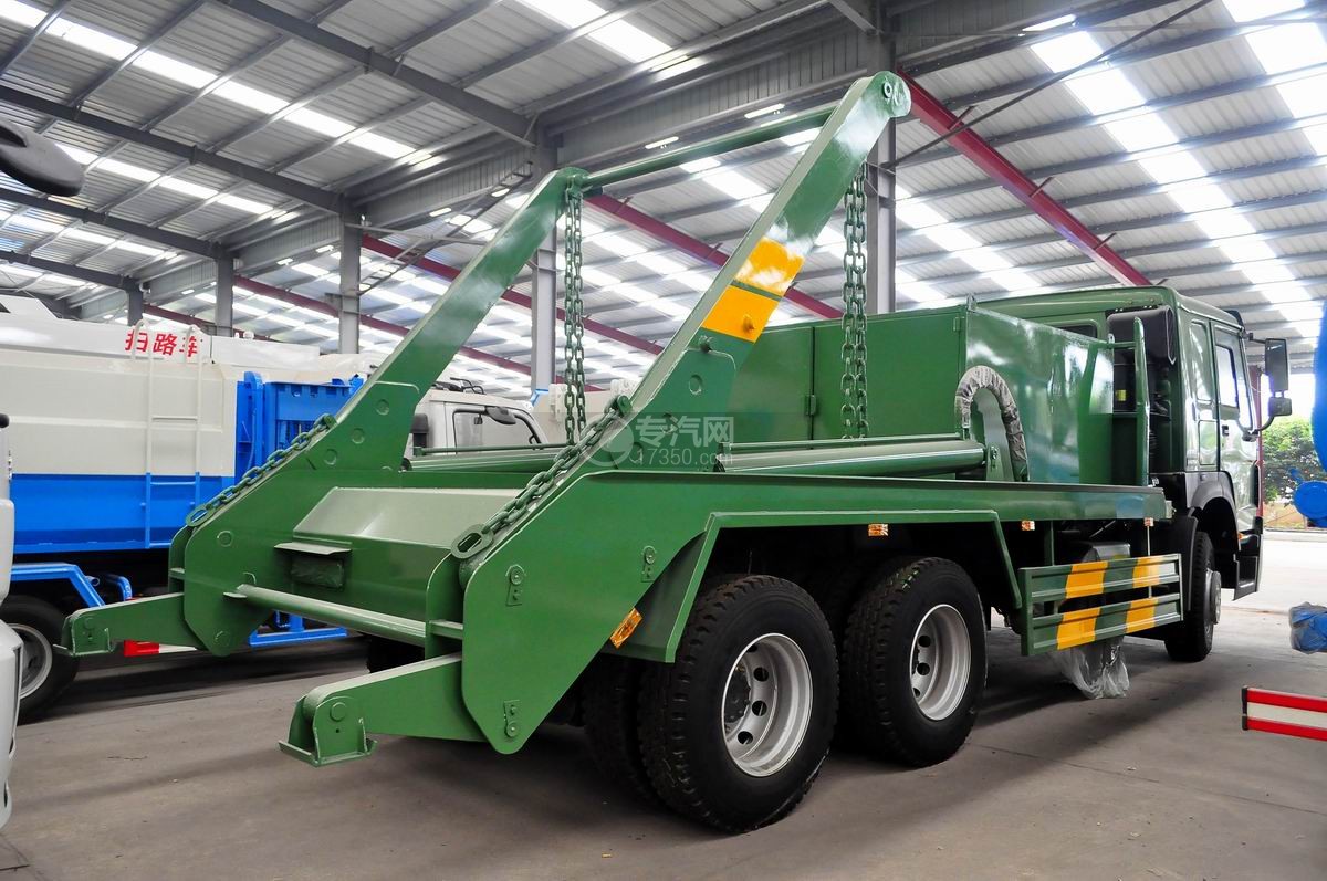 Cheap price SINOTRUK HOWO 6x4 hook lift garbage truck