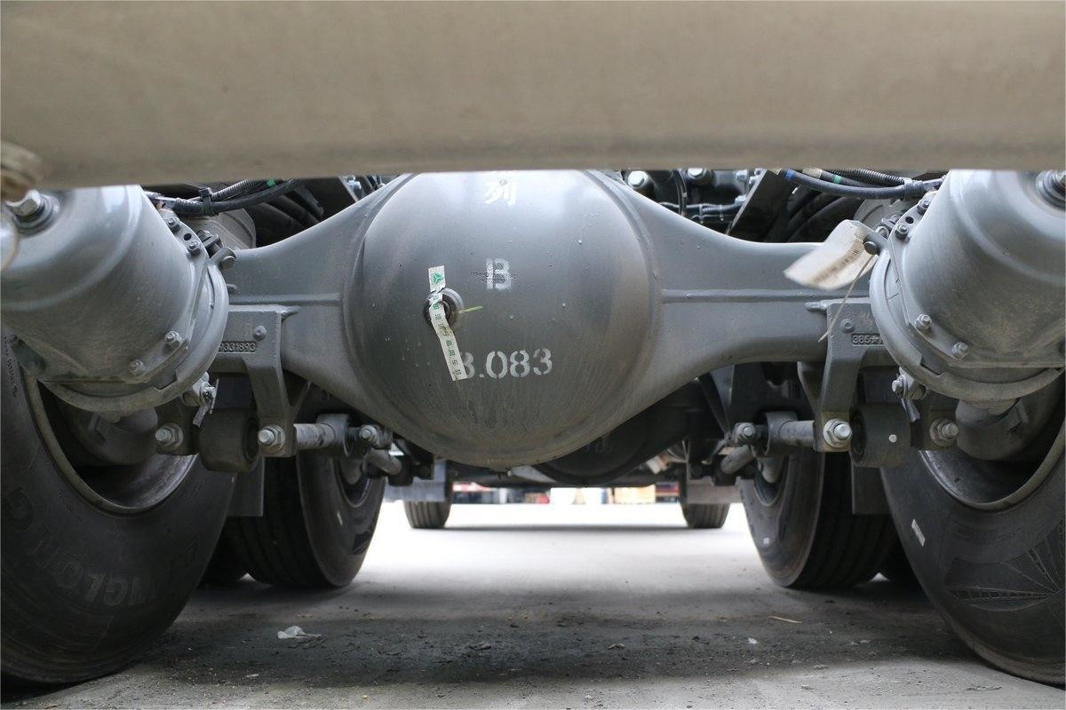 HOWO Max Heavy Truck Light Luxury Version High Roof Flow Plate 480HP 6X4 LNG Tractor