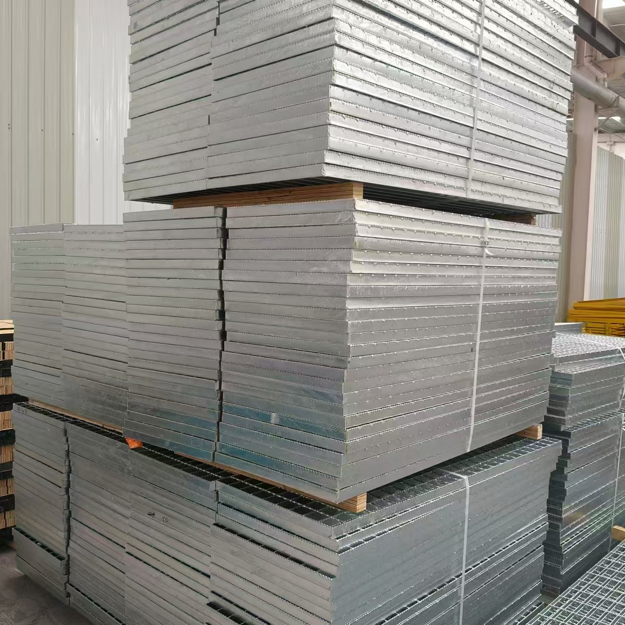 YB/T4001-2007 Standard Serrated Steel Grating 2-5mm Draining And Ventilating