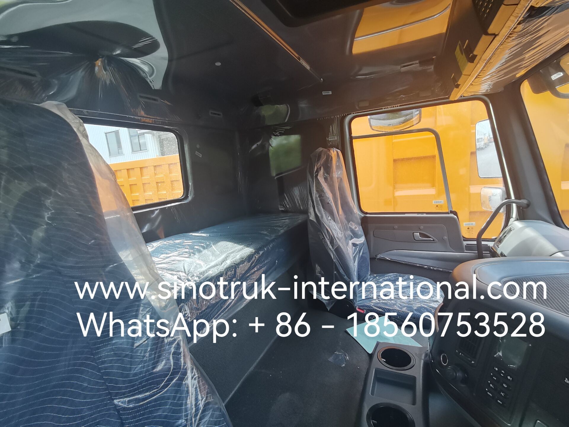 SINOTRUK HOWO 400HP Tipper Dump Truck For Construction A7 Military Bumper Warning Light