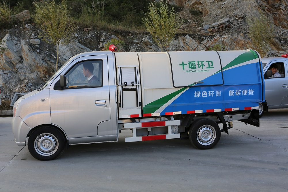 4X2 Customized Dongfeng Mini Garbage Dump Truck With Manual Transmission And Diesel Fuel