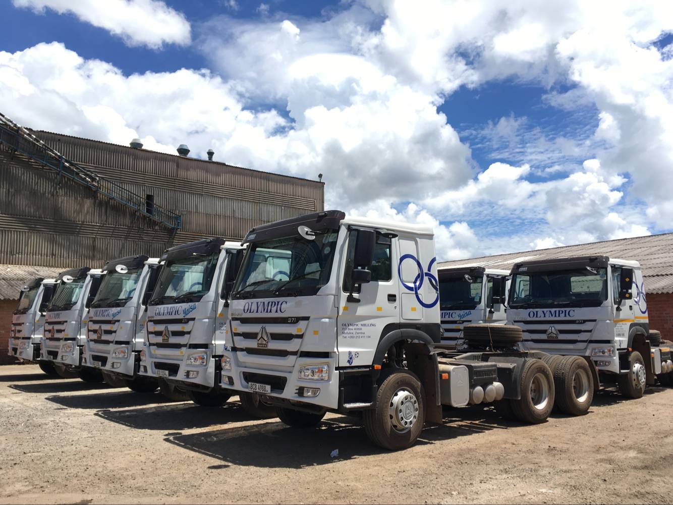 Sinotruk Howo 6X4 Bulk Cement Tank Truck dry mortar silo Bulk Dust powder material transportation vehicle camiones cisternas