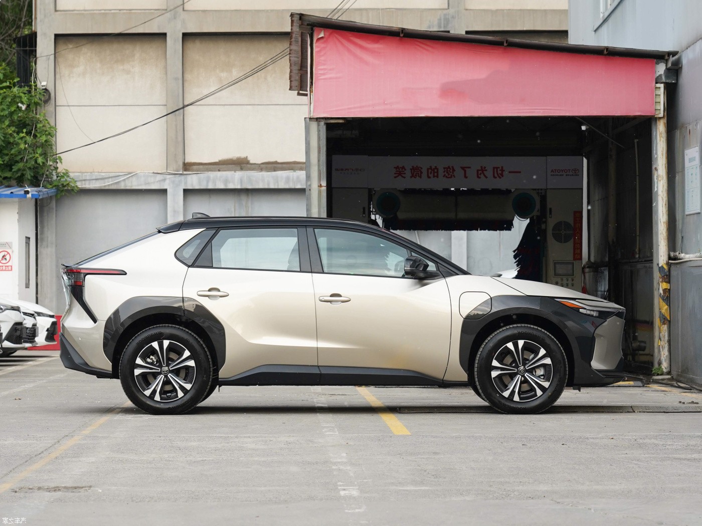 Gold Color Volvo Electric Car Long Range Pro Version FAW Toyota Bz4x