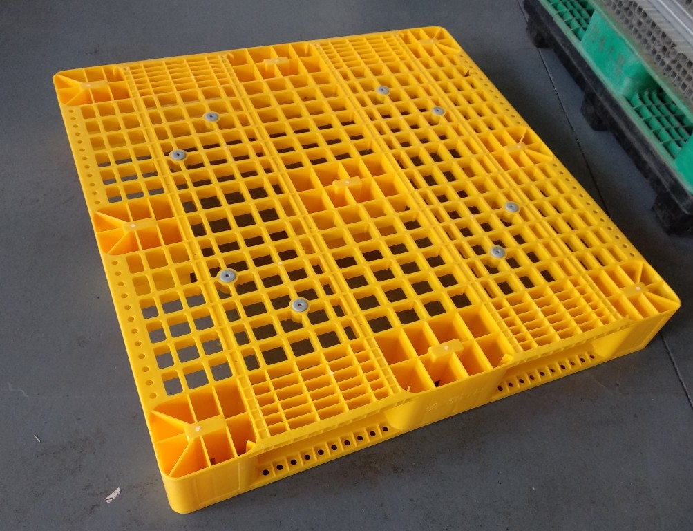 Light plastic pallet manufacturer for transportation and storage