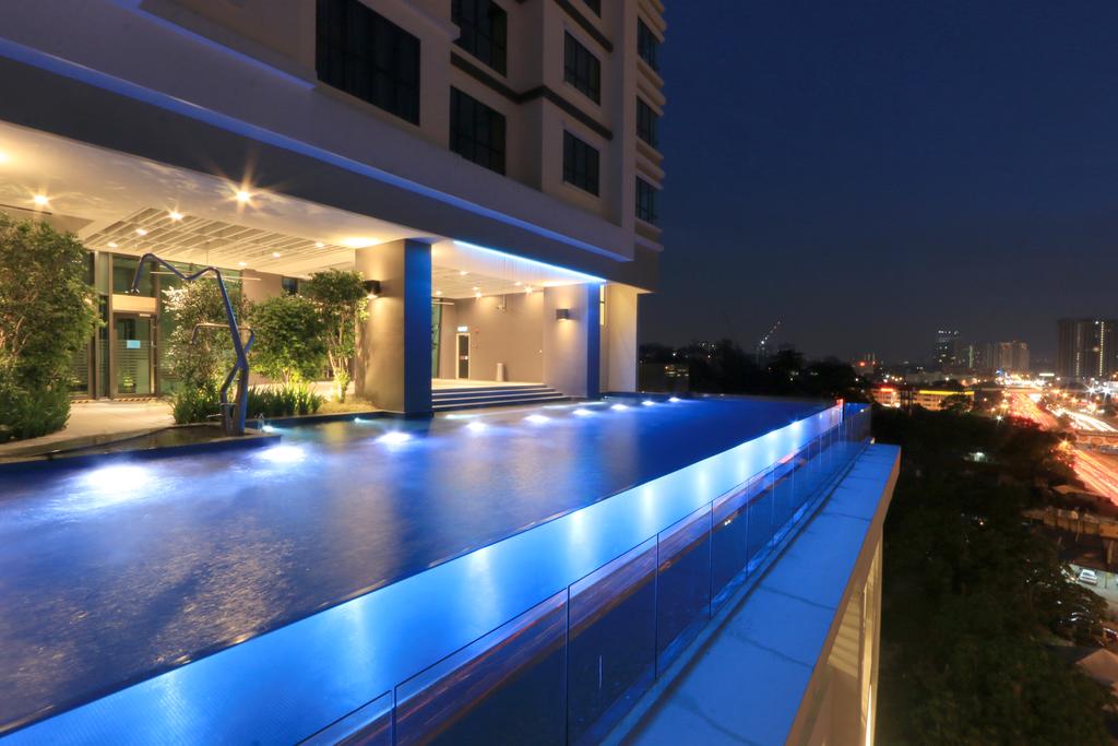 Customizable Above Ground Glass Enclosed Swimming Pools with High Light Transmission