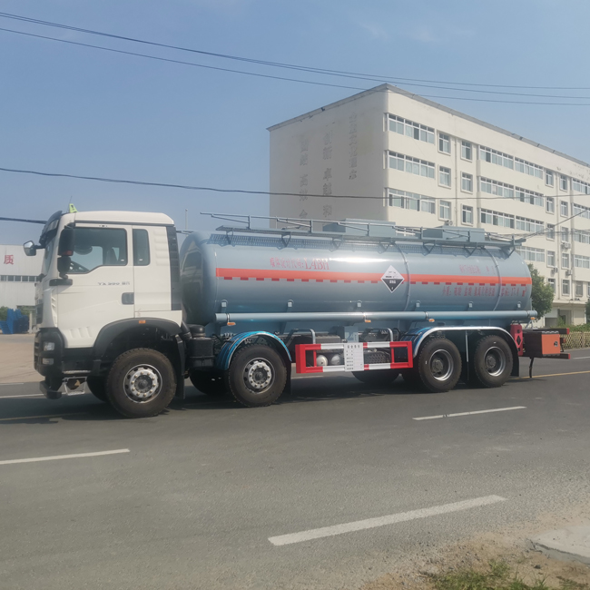 HOWO 8x4 17.6CBM Fuel Delivery Tank Truck chemical truck With Pump 80km/h