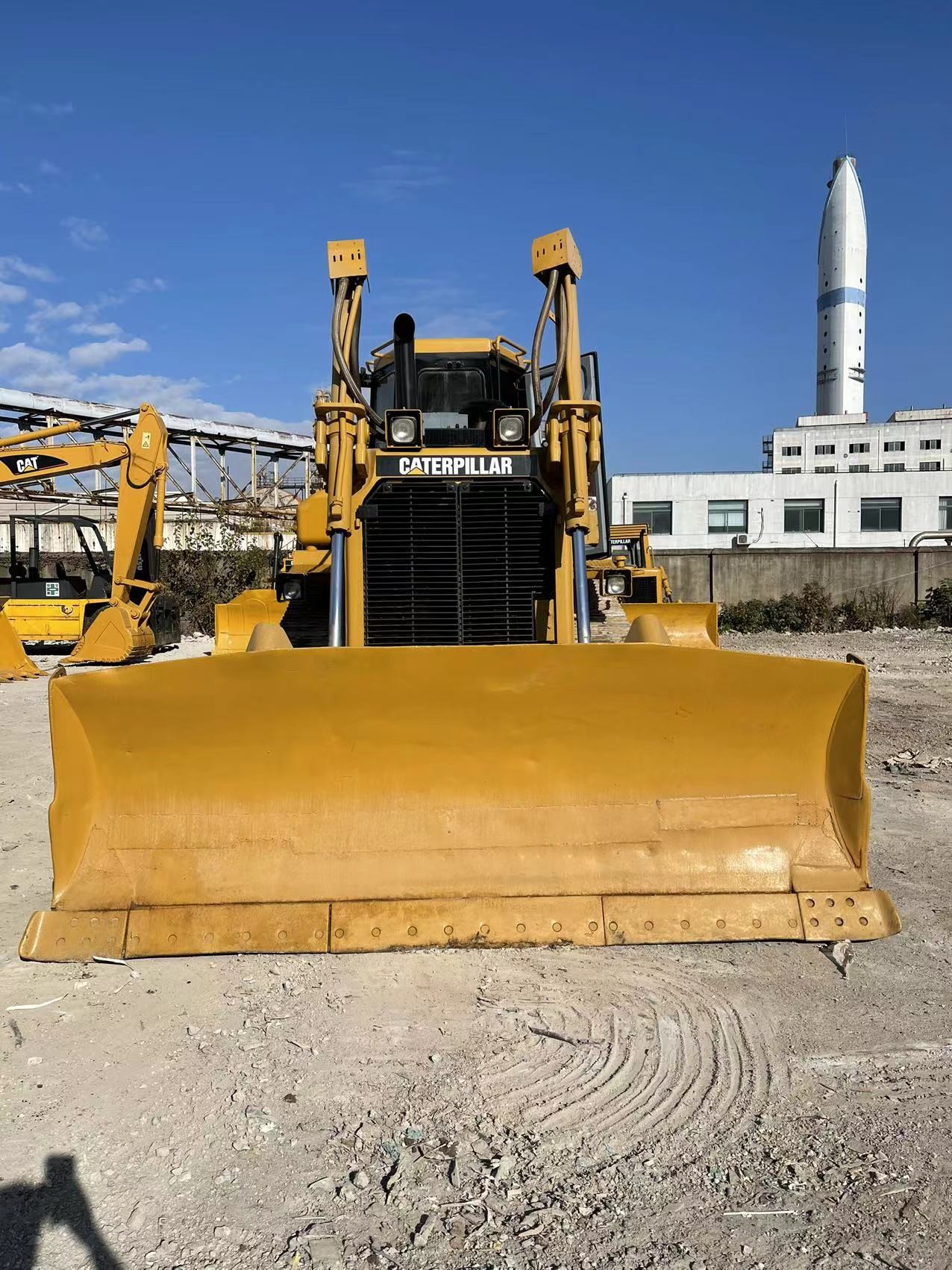 Robust Used Caterpillar Dozer CAT D7R Excavating Machine