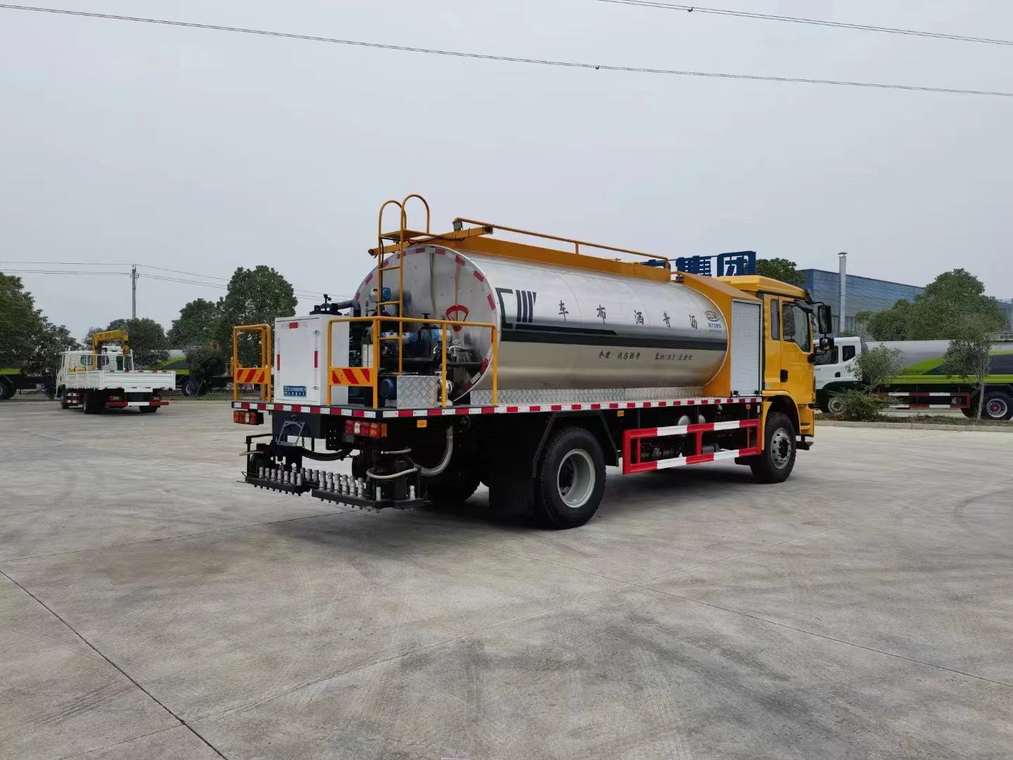Automotive Asphalt Pressure Distributor for Road Maintenance Asphalt Distributor