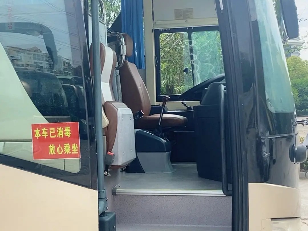 Used Passenger Bus Airbag Suspension 47 Seats Yuchai Engine Single Door 2nd Hand Golden Dragon XML6113