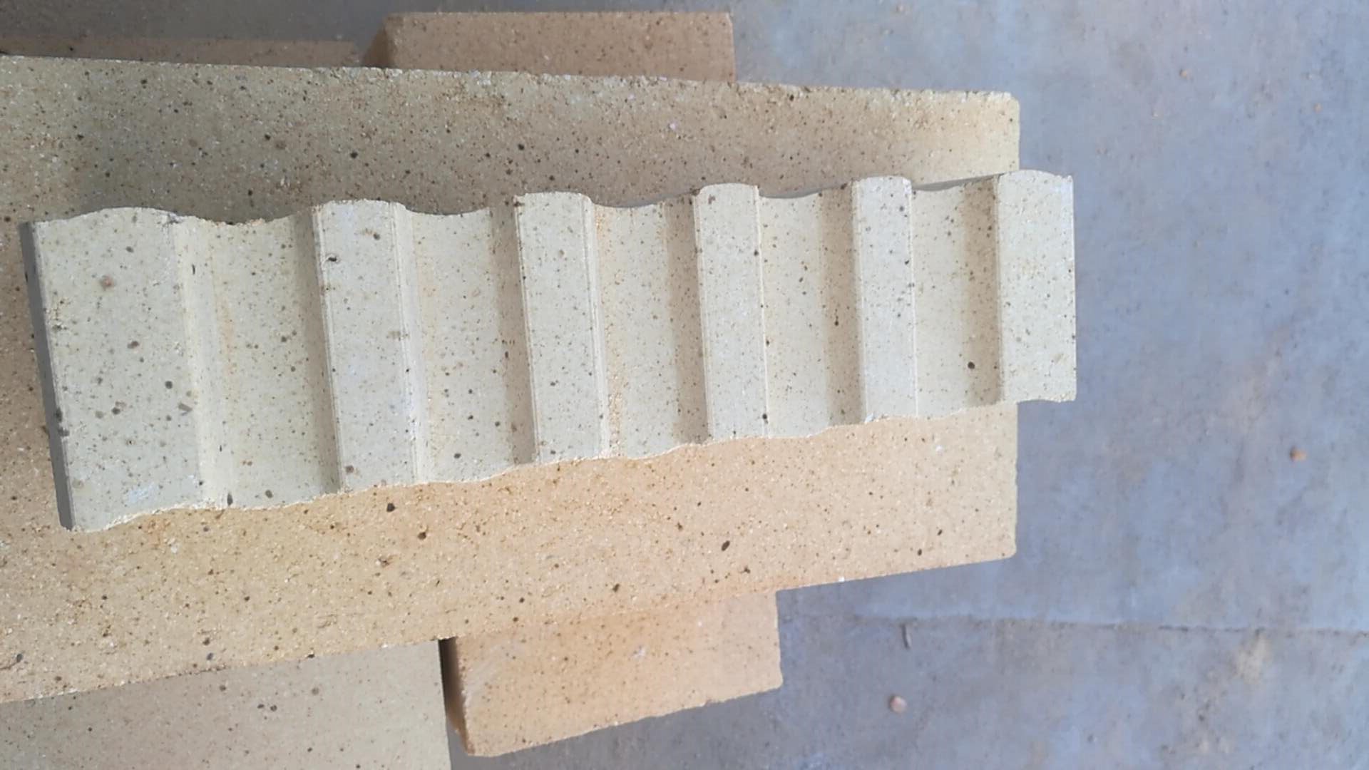 High Temperature Resistance Silica Refractory Bricks Varius Shapes Light Yellow Color