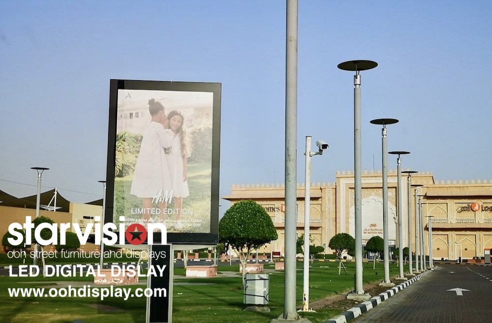 Waterproof IP65 Street LED Display 3.91mm Floor Standing Light Box
