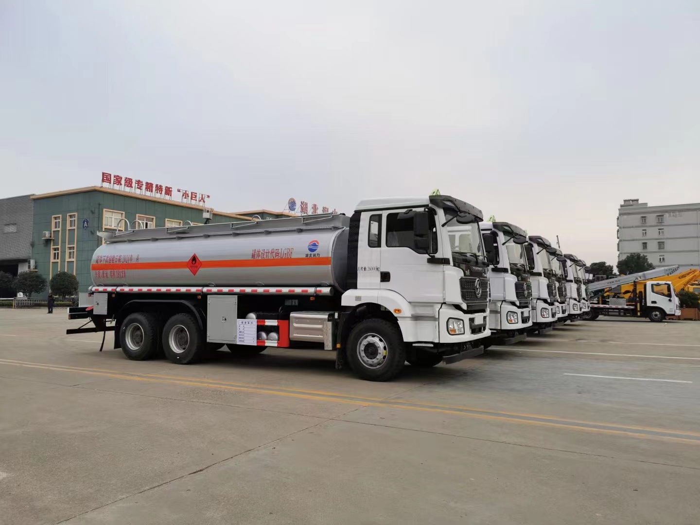Chinese Truck Oil tank Truck Haowo 20000 Liter 20cbm 35000 Liter Gasoline diesel Oil tank Truck Price