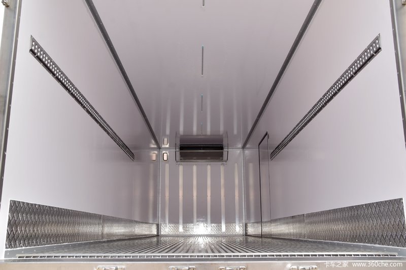 light weight HOWO t5g 8x4 man engien 340 hp 30 ton meat fish cold room van truck