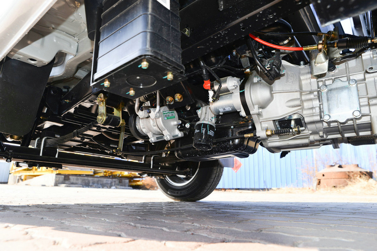 Dongfeng Single Cabin Superior Cargo Trucks 2Tons Gasoline Petrol Engine for Sales