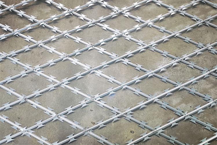 Factory Supply Diamond Galvanized Razor Barbed Fence Mesh For Security