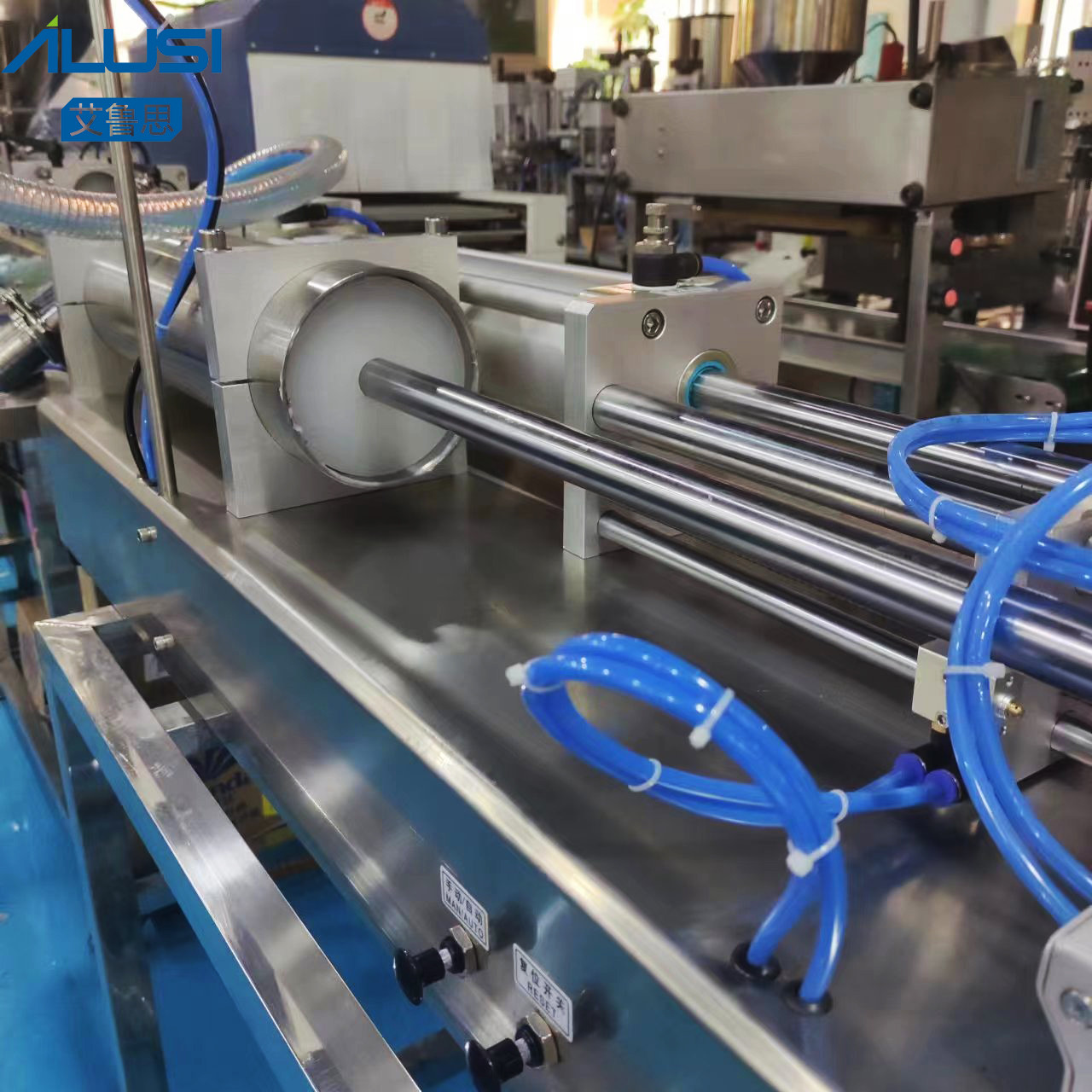 Semi Automatic Horizontal Pneumatic Liquid Filler 0.4-0.6MP Air Pressure For Oil Water