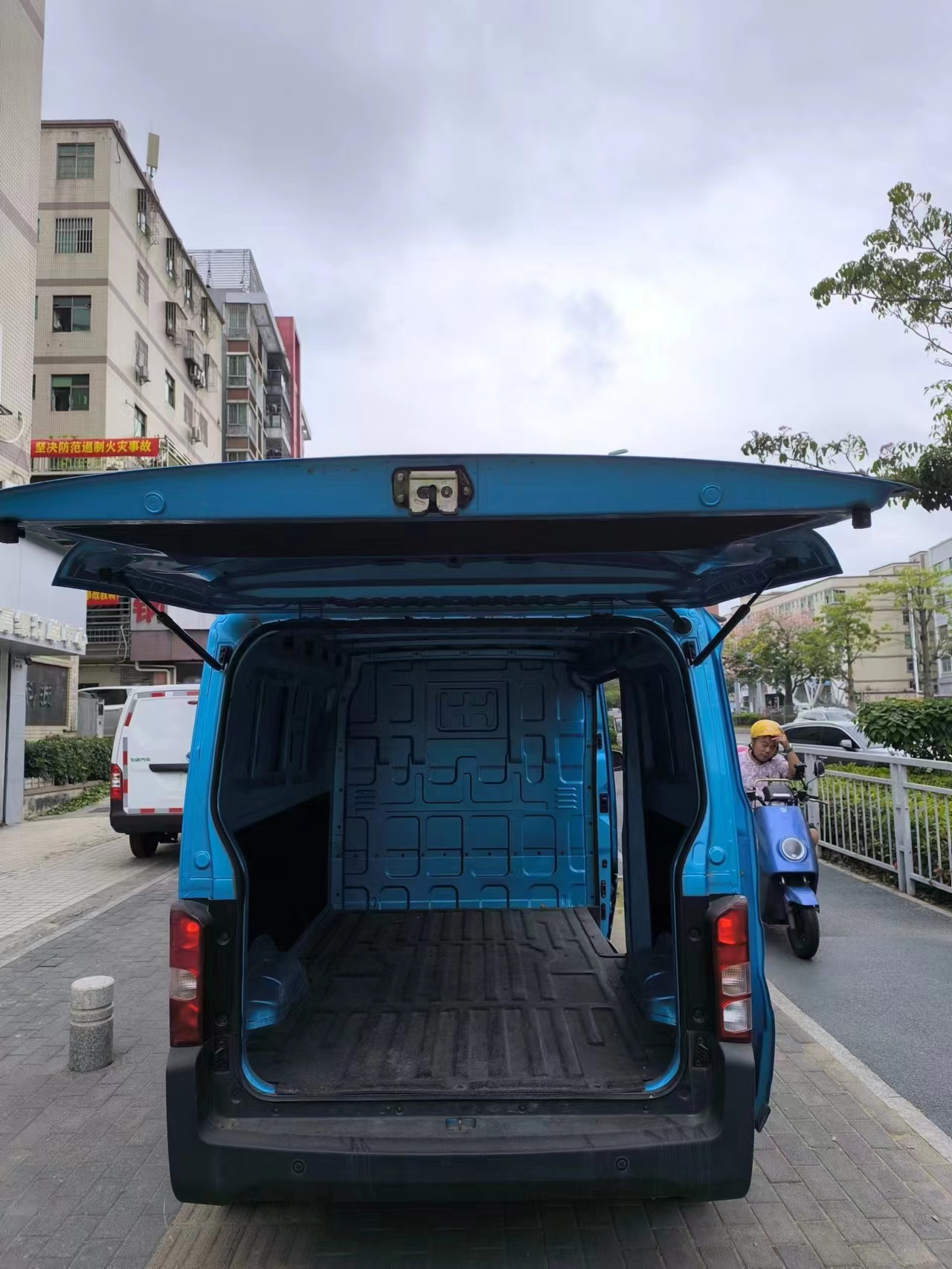LED Electric Light Van 40000 km Mileage Leather Seats and Multi-function Capabilities