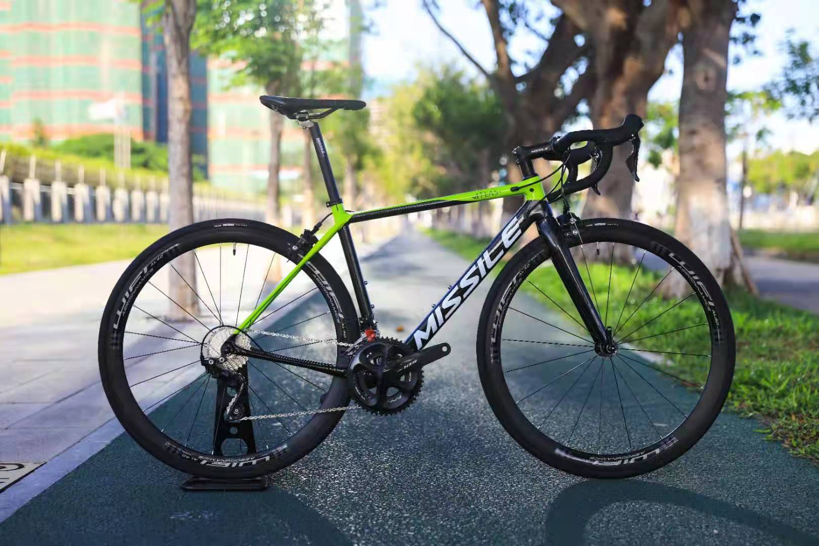Carbon Fibre Fork Material and Aluminum Alloy Rim Material 700c Road Bike Racing Bicycle