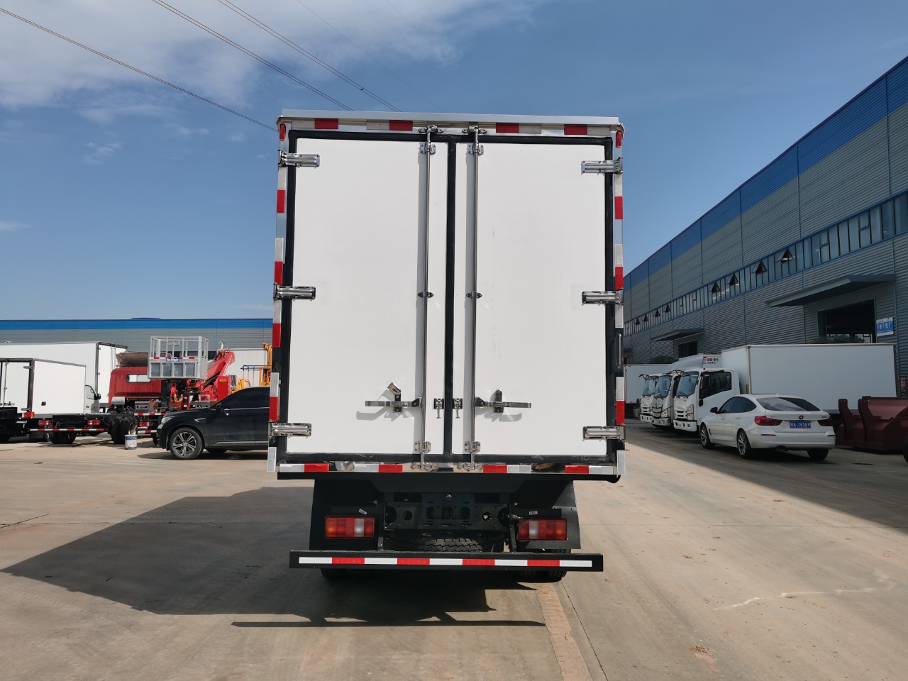 HOWO 4*2 Refrigerated Box Truck Meat And Chicken Box Fridge Van