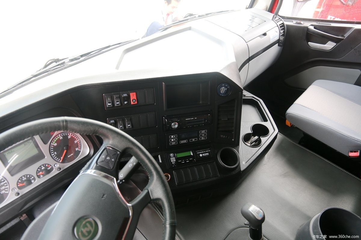 SAIC Hongyan Jieka C500 3 Driver Tractor Head Truck 110km/H