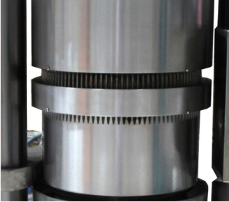 Low Noise Hydraulic Industrial Oil Press Machine 4 Kg / Bacth Capacity