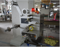 Servo Driven Napkin Spoon Fork Toothpick Sugar Cutlery Set Full Automatic Packing Machine
