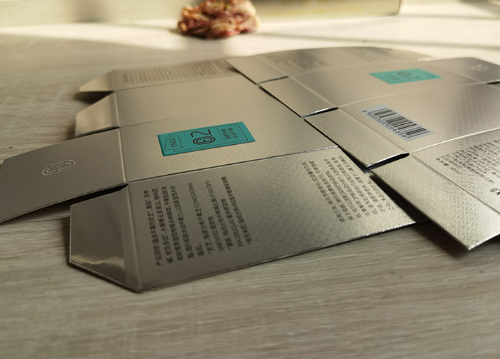 Factory supplying customized silver paper cosmetics essence packaging boxes