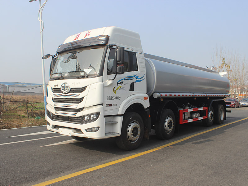 Qingdao Jiefang 260 Horsepower 8X2 Total Weight 31 Ton Volume 18.1 Cubic Meter Chemical Liquid Transporter (Chengliwei Brand)