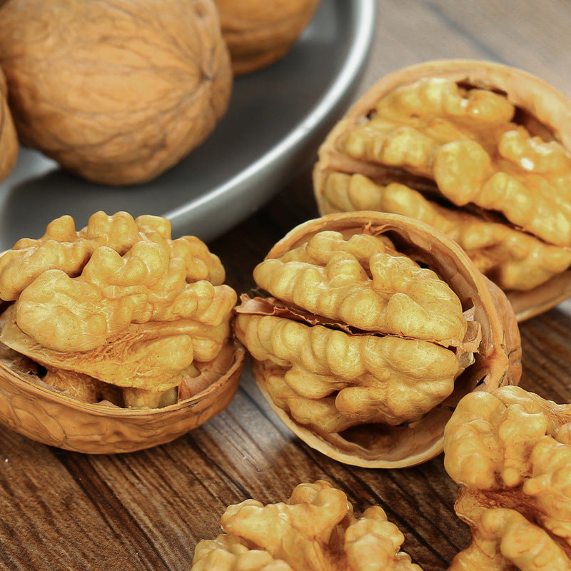 Chinese Factory bulk sale high-quality Xinjiang big walnuts in shelled and dried fruits and nuts