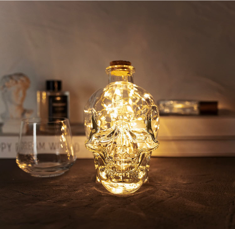 Customized Lead-free Glass Skull Prop Whisky Bottle with Cork 700ml and Customized Logo