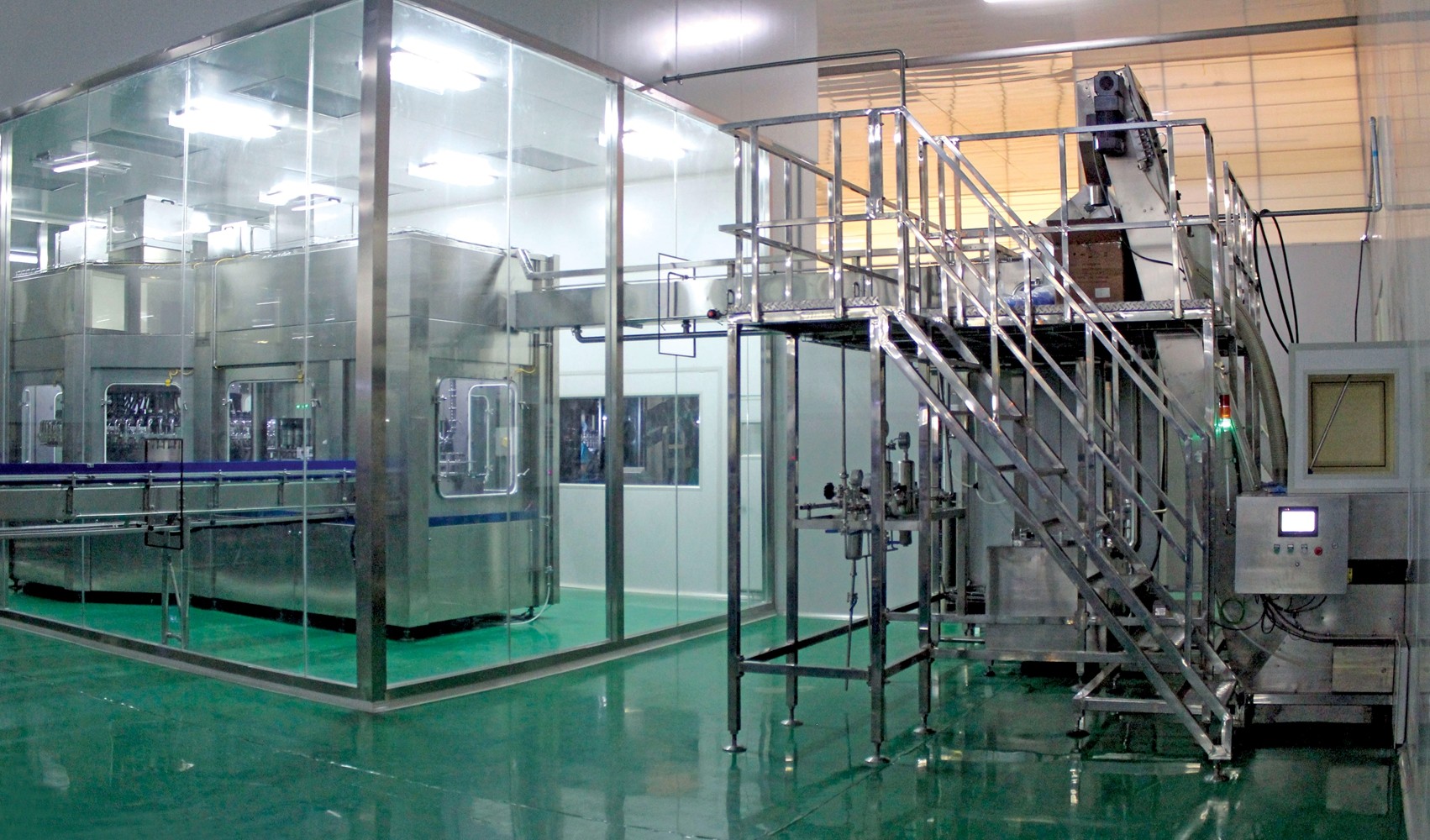 Energy Saving 24000 BPH PET Bottle Filling And Capping Machine