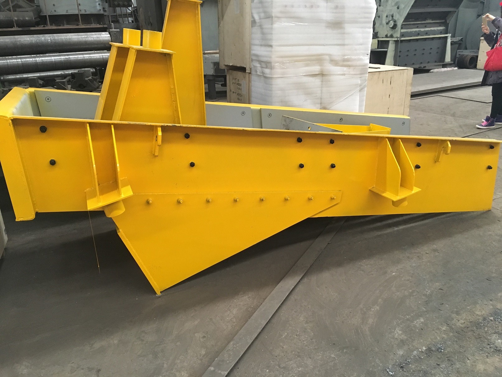 2.2Kw Electromagnetic Vibrating Feeder Machine 150 TPH Lump Or Granulated Materials