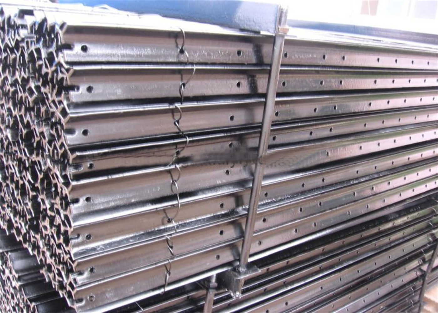 2.1m Black Bitumen Painted Star Picket/ Y Shaped Steel Post for 2.1mx2.4m temporary fencing