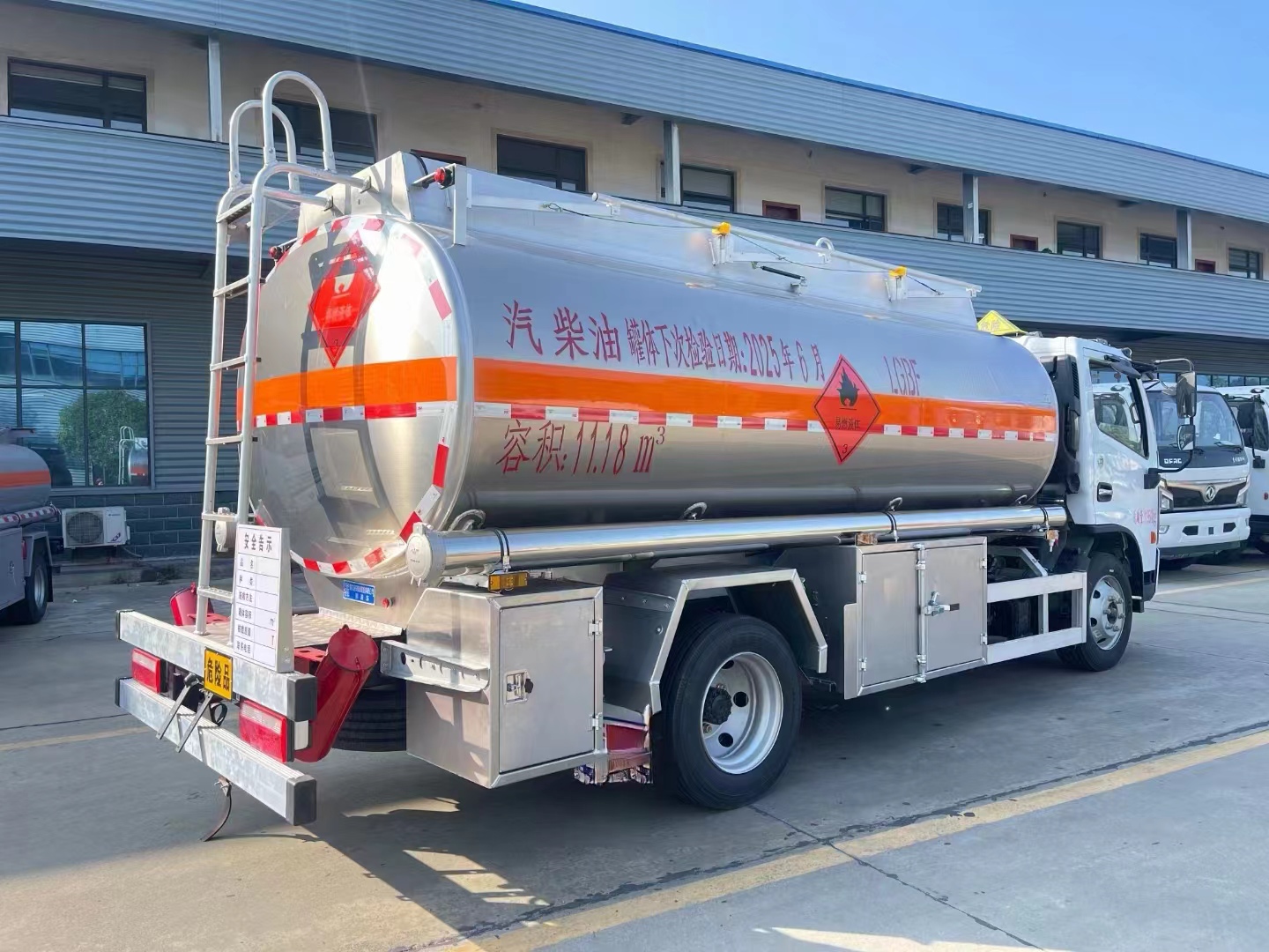 Diesel Engine 4X2 Drive Fuel Tank Truck , Metal Tank 6 Tires lPG transport truck