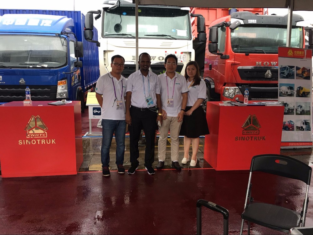 Good Performance 4*2 SINOTRUK 8000 Liters Fuel Tank Truck Oil Tanker Truck