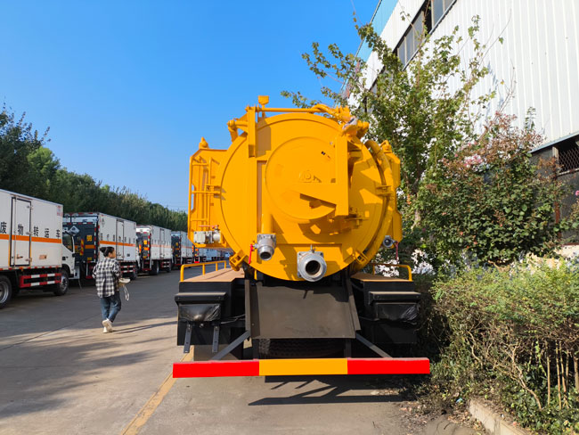 HOWO 4*2 Cheapest Price Mini 5000 Liters 7000 Litets Vacuum Truck Sewage Suction With Small Flowrate Pump