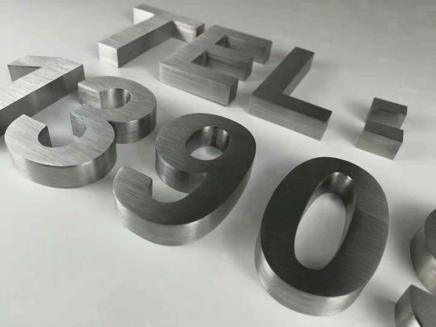 Anti-Rust Metal Letter Logo with 50000 Hours Working Lifetime and Custom Color Design