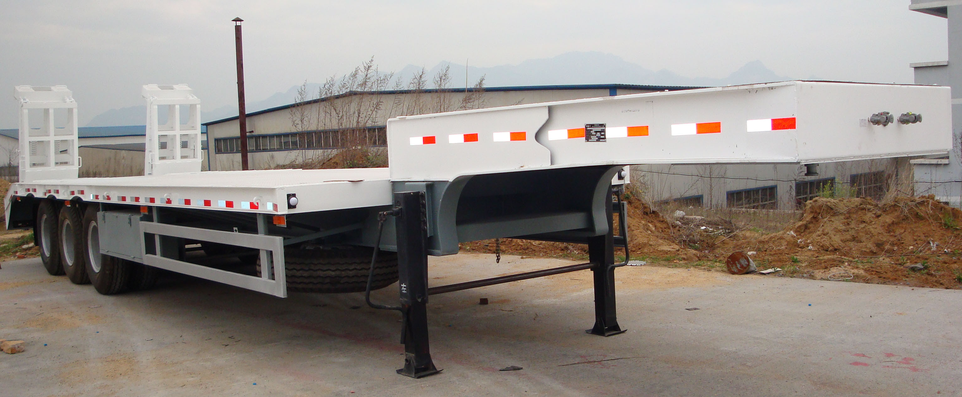 Transporting Construction MAchinery ISO CCC Low Flat Bed Trailer With 3 FUWA Axles, BPW Axles