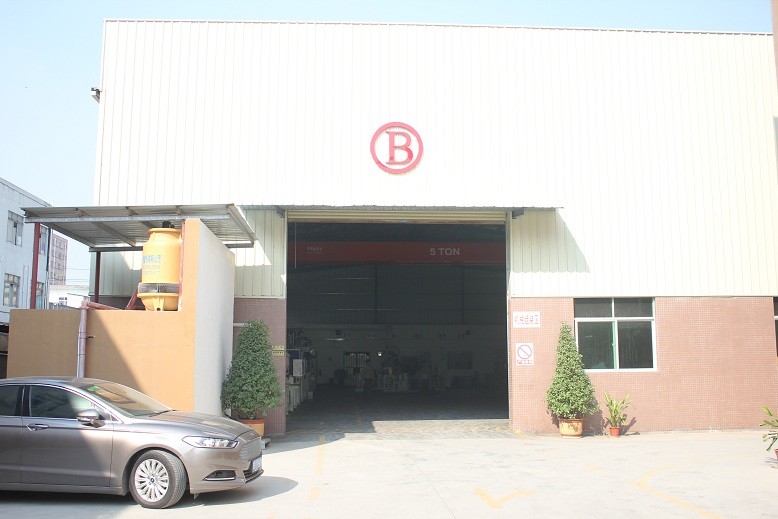 40T Hydraulic Plastic Injection Molding Machine Vertical With 340mm Distance Between Tie Bars