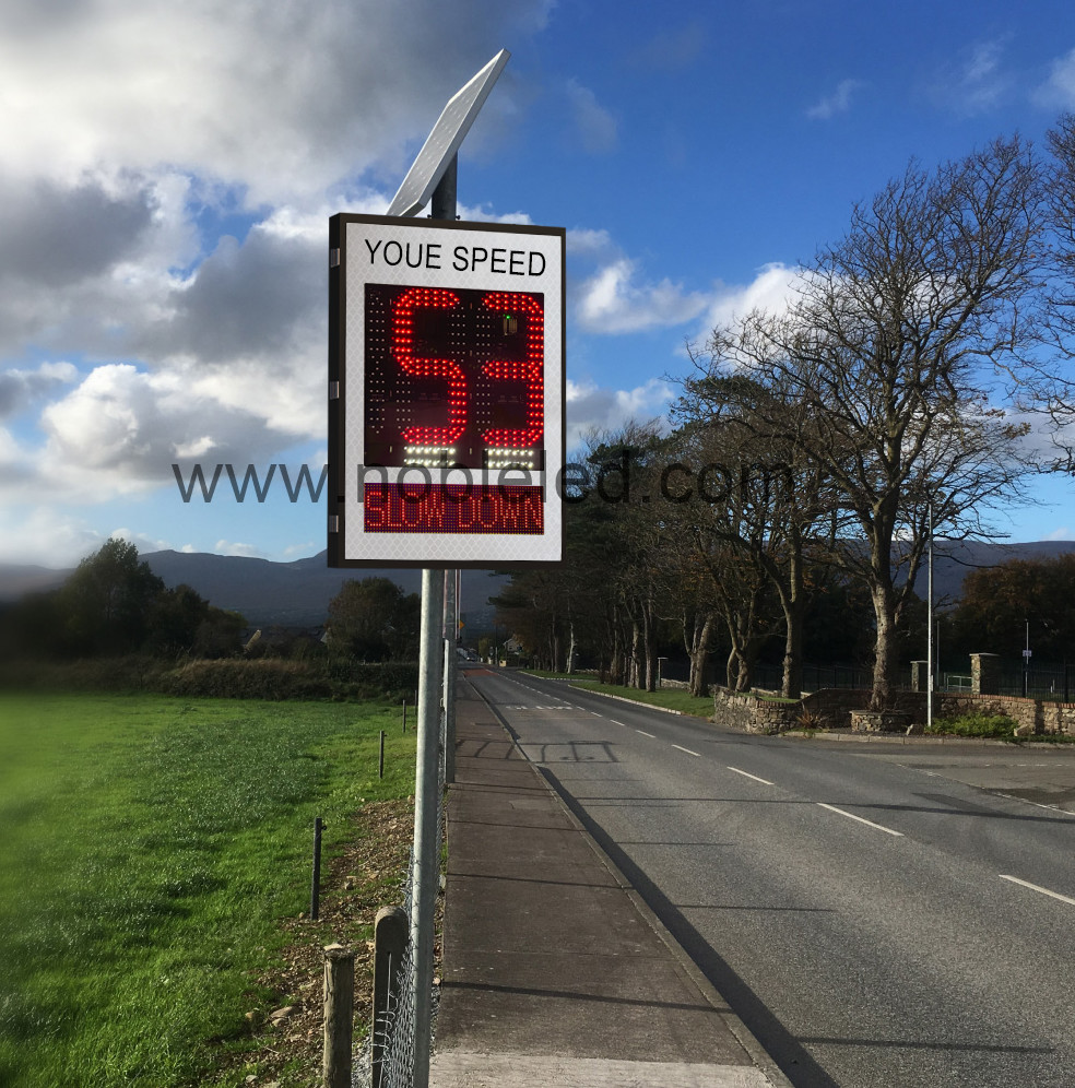Bolted Installation Method 12VDC Working Voltage Screen Traffic Sign