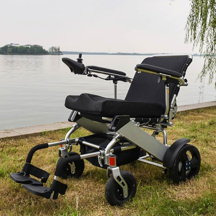 Manual Mag Wheels Brushless 18KM Multifunction Foldable Electric Wheelchair