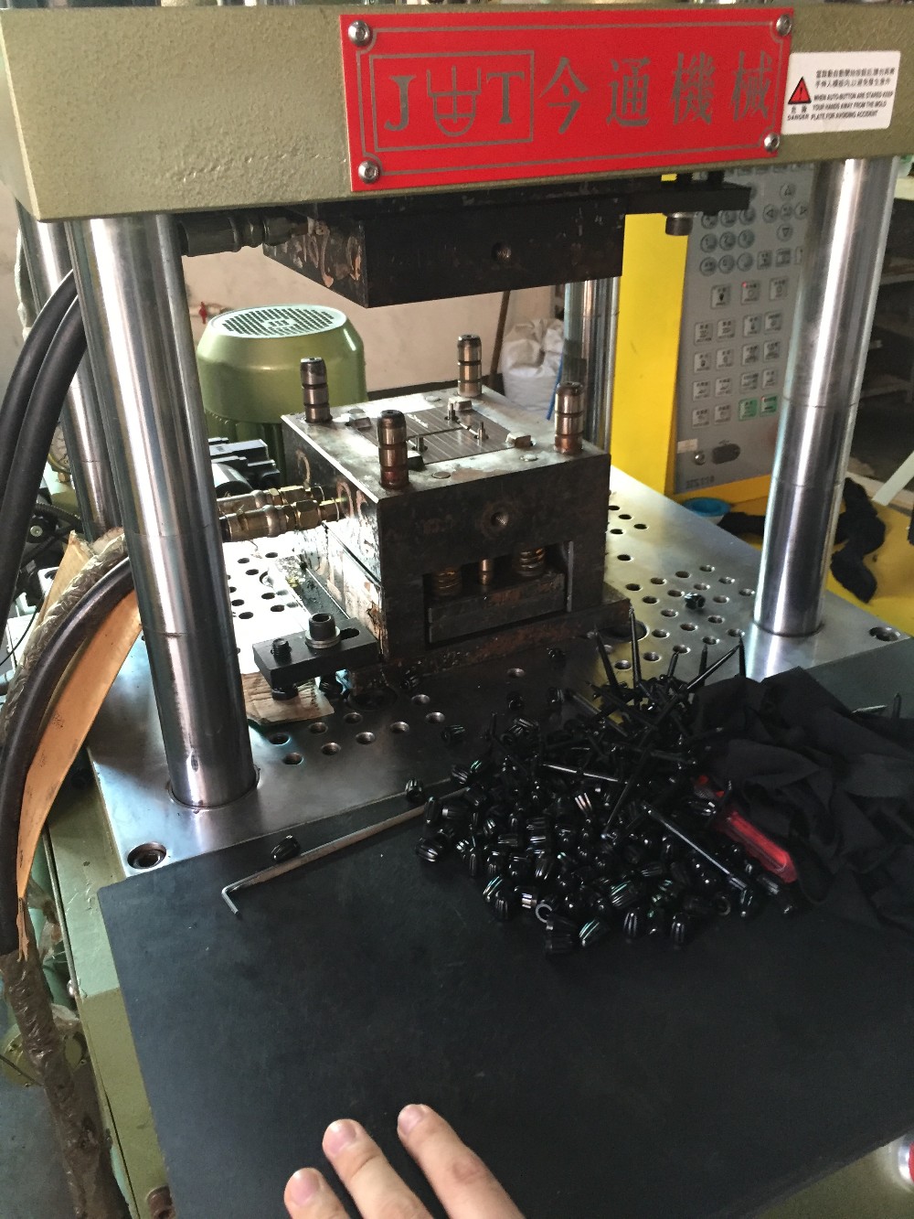 45T Plastic Vertical Injection Moulding Machine 110 Cm3 Theoretical Shot Volume For PVC Protector