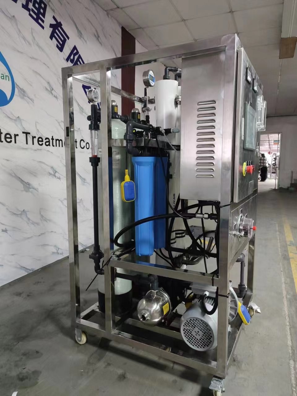 FRP Solar Powered Desalination Plant , Plywood case Seawater RO Plant