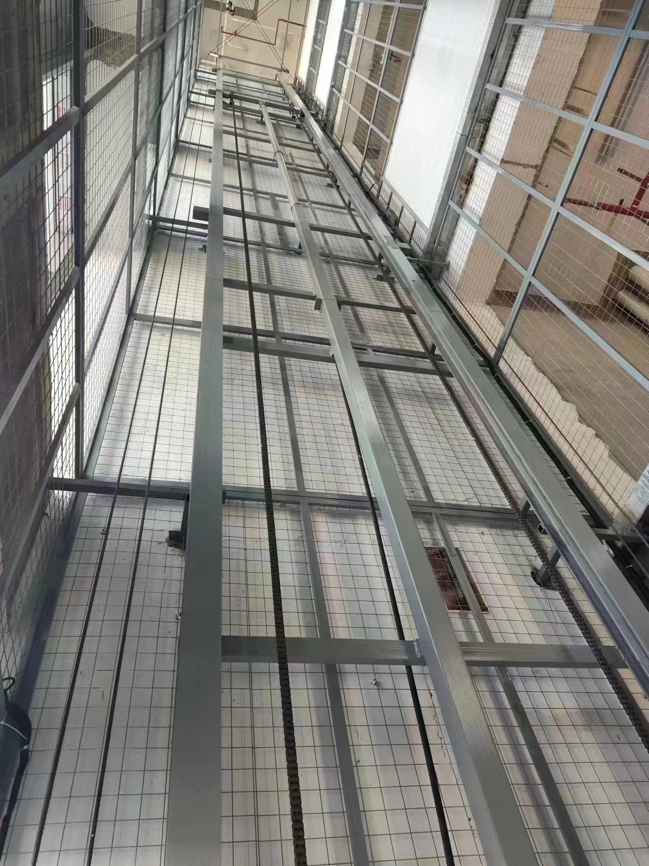 2.5 Tons Guide Rail Hydraulic Elevator Lift for Warehouse Cargo Loading CE
