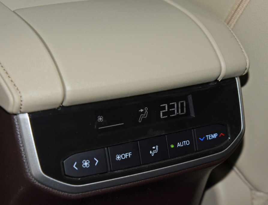 2022 Electric With Gasoline Toyota Highlander Two Engine 2.5L 4WD 5 Door 7 seats SUV