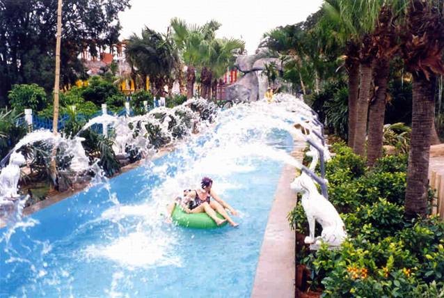 Fiberglass Aqua Park Equipment For Hotel Lazy River , Family On Summer Vacation in Aqua Park
