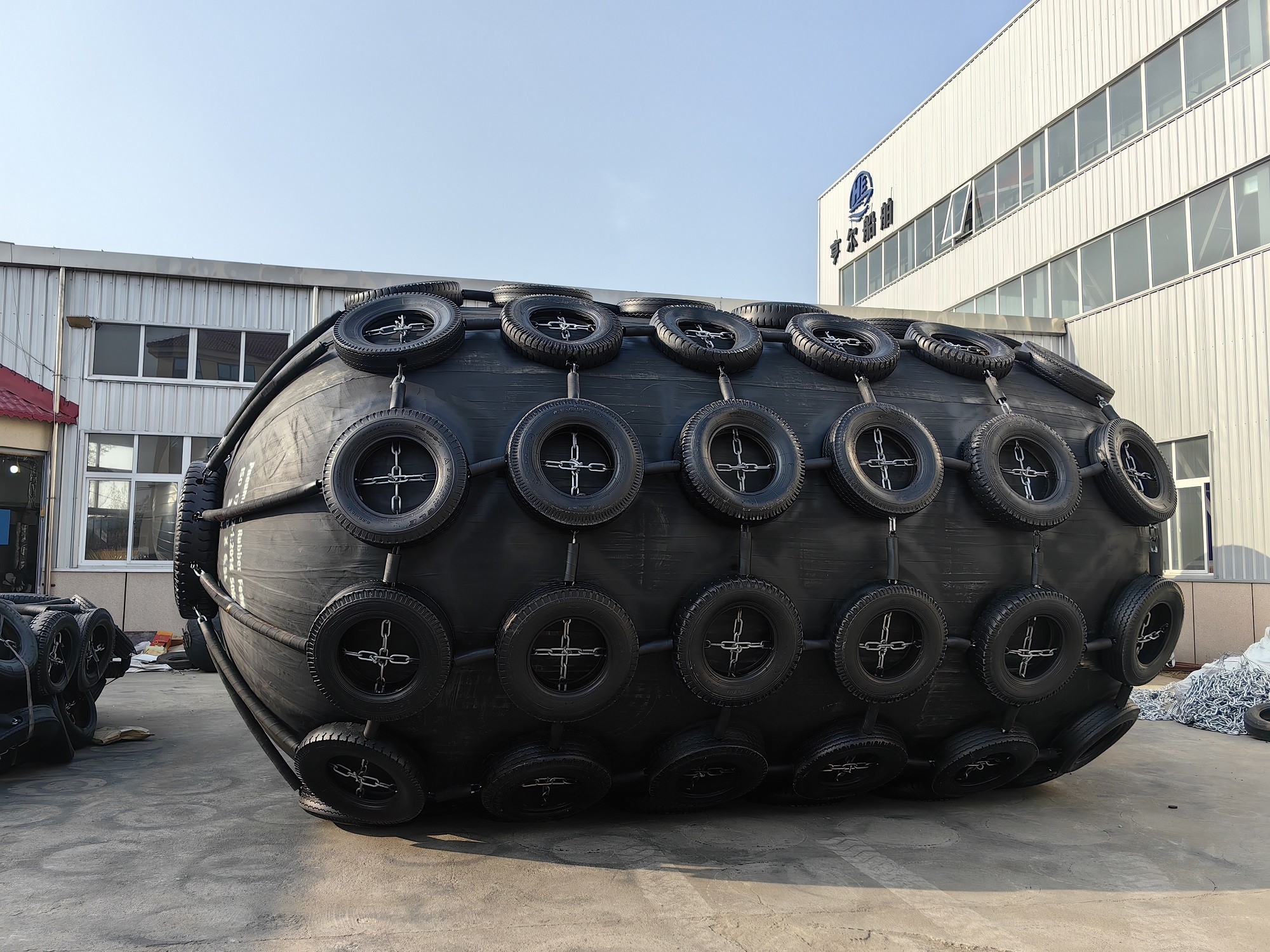 Black Pneumatic Rubber Fender with Customized Specifications and 3-