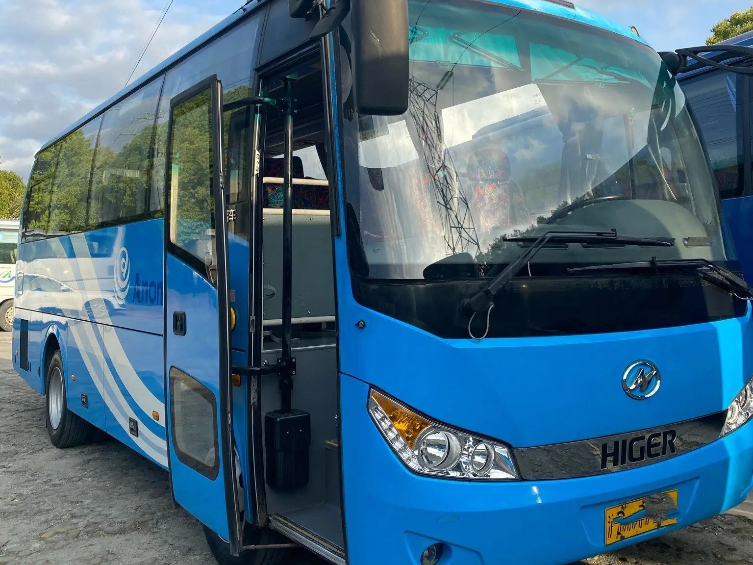 Used Shuttle Bus 30 Seats Official Vehicle Left Hand Drive 4 Cylinders Engine 2nd Had Higer XML6112 With A/C