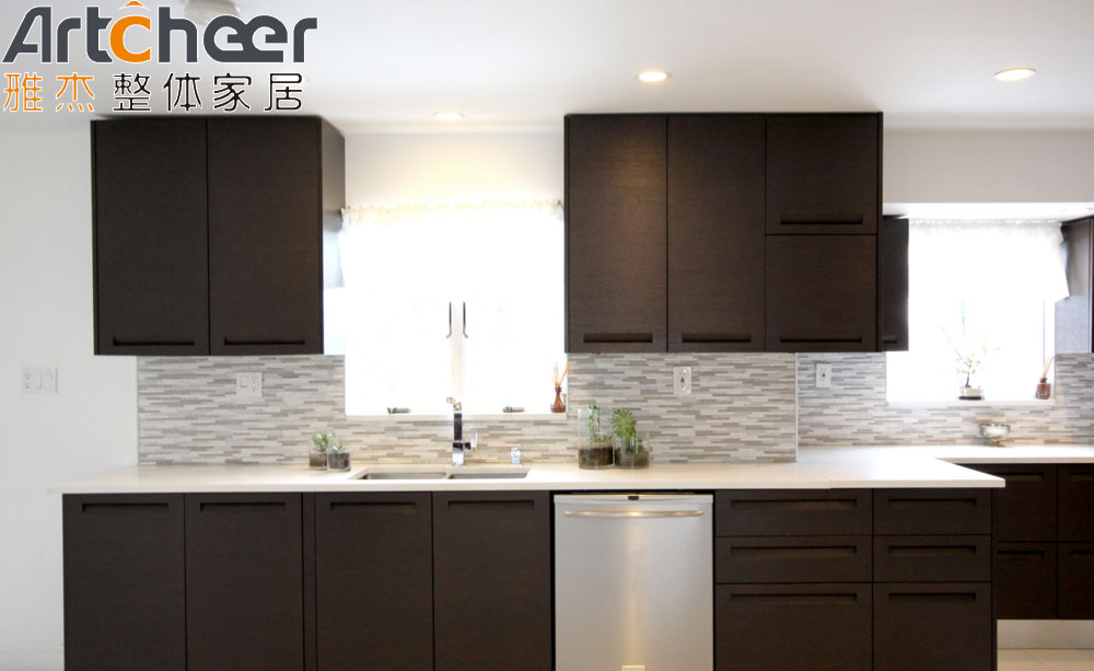 Veneer Finish Dark Brown Kitchen Cabinets with Solid Wood Material and Handless Design