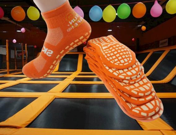 Fashionable Non Slip Grip Socks Sky Zone Jumping Socks 97% Polyester 3% Spandex